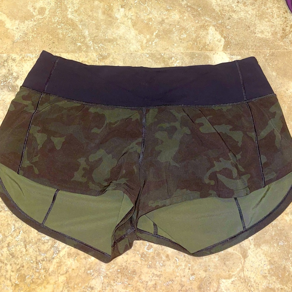 NWOT Lululemon Speed up 2.5 inch GREEN CAMO Shorts size 6